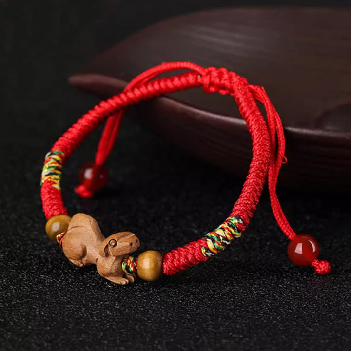 Braccialetto portafortuna in legno di pesca con corda rossa, fatto a mano, con zodiaco cinese di Buddha Stones