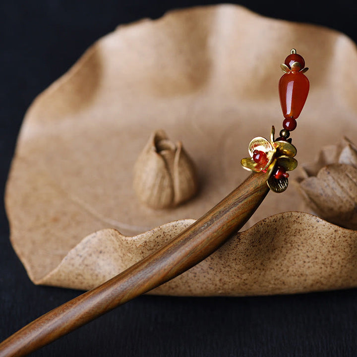 Forcina per capelli lenitiva con nappa in argento e sandalo verde Buddha Stones