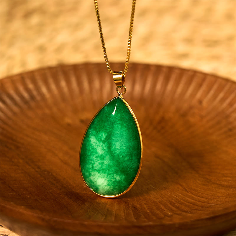 Collana con ciondolo con motivo a goccia d'acqua in giada verde Buddha Stones Abbondanza