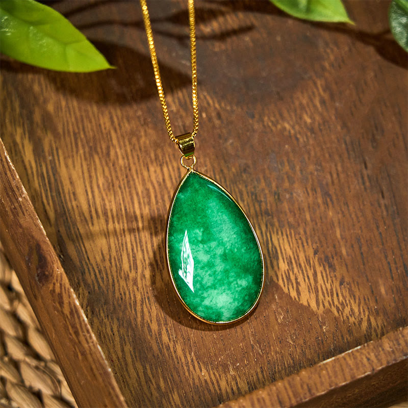 Collana con ciondolo con motivo a goccia d'acqua in giada verde Buddha Stones Abbondanza