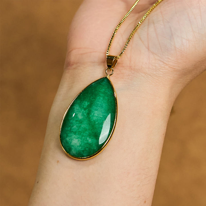 Collana con ciondolo con motivo a goccia d'acqua in giada verde Buddha Stones Abbondanza