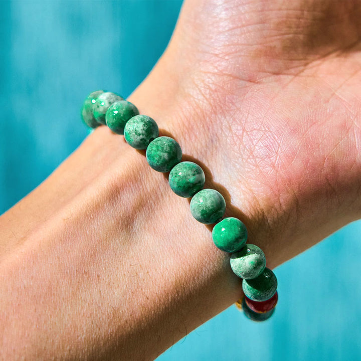 Braccialetto della prosperità con ciondolo ciclone Om Mani Padme Hum in giada naturale Buddha Stones