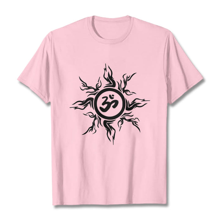 Maglietta in cotone con motivo a raggi di sole raffigurante Buddha Stones che circondano il simbolo Om - Rosa chiaro - 2XL - image 12