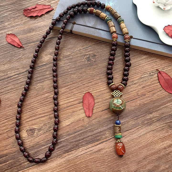 Collana con ciondolo a forma di testa di elefante, in legno wengé, fatto a mano in Tibet, con perline Dzi di protezione. - image 2