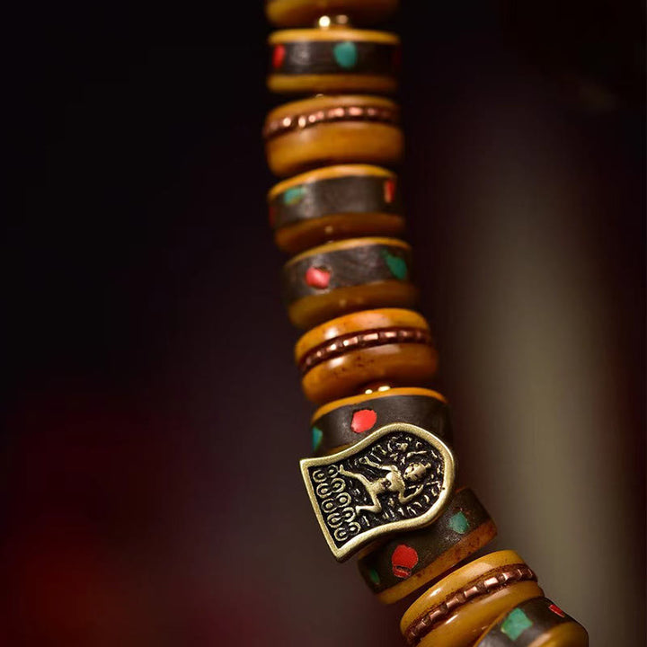 Braccialetto di protezione con nappa in osso di cammello tibetano Buddha Stones