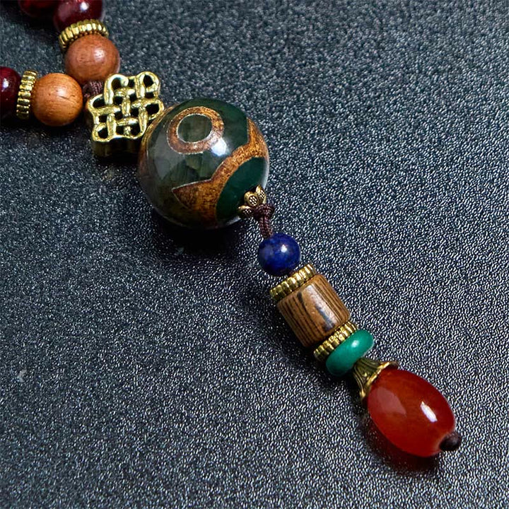 Collana con ciondolo a forma di testa di elefante, in legno wengé, fatto a mano in Tibet, con perline Dzi di protezione. - image 5