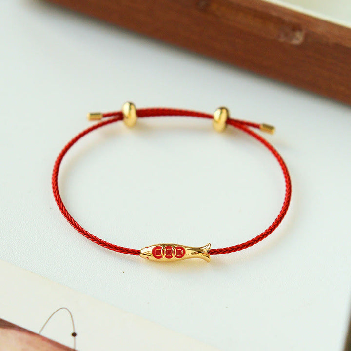 Bracciale della ricchezza in corda rossa con pesce koi in ottone e Buddha Stones