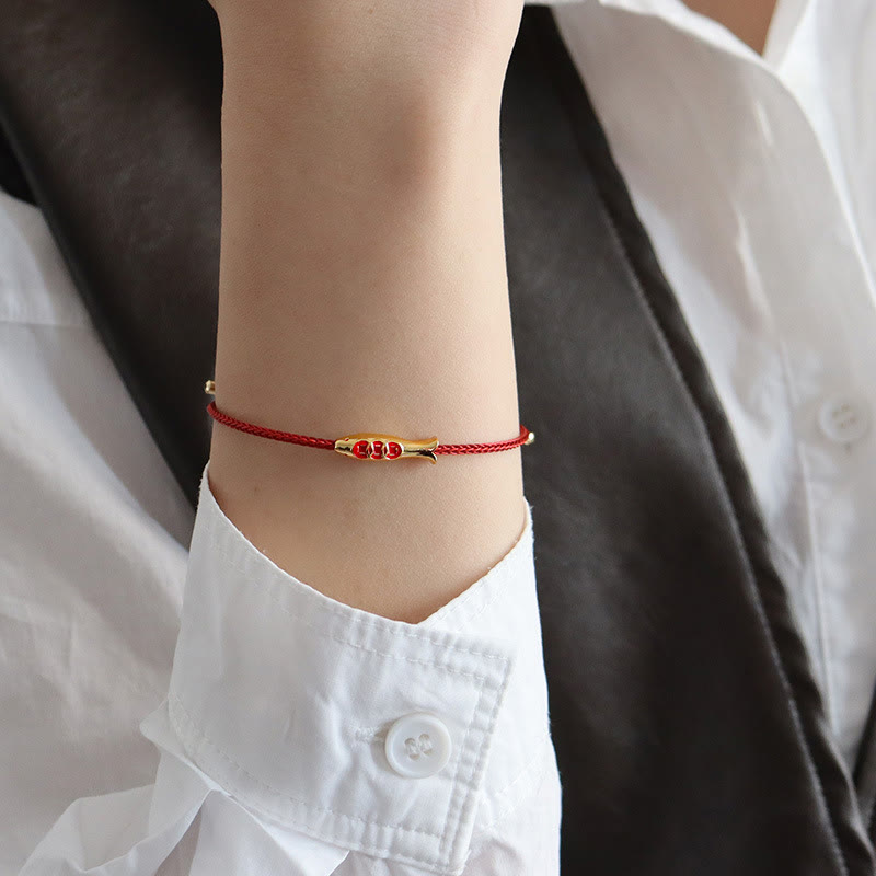 Bracciale della ricchezza in corda rossa con pesce koi in ottone e Buddha Stones