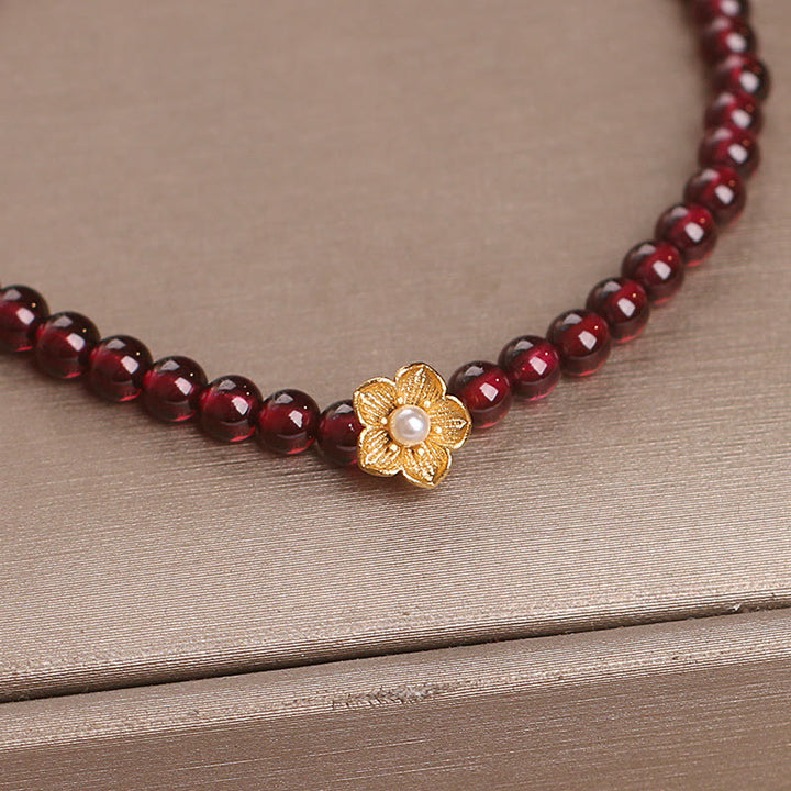 Bracciale Buddha Stones con perle di granato naturale da 4 mm e fiore della passione