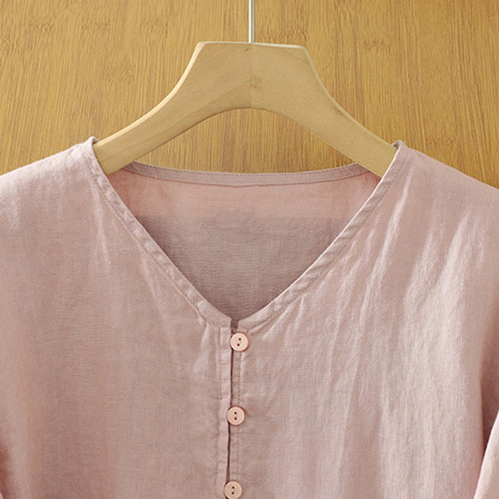 Camicia da donna a maniche corte con scollo a V e bottoni a tinta unita con motivo Buddha Stones. - image 2