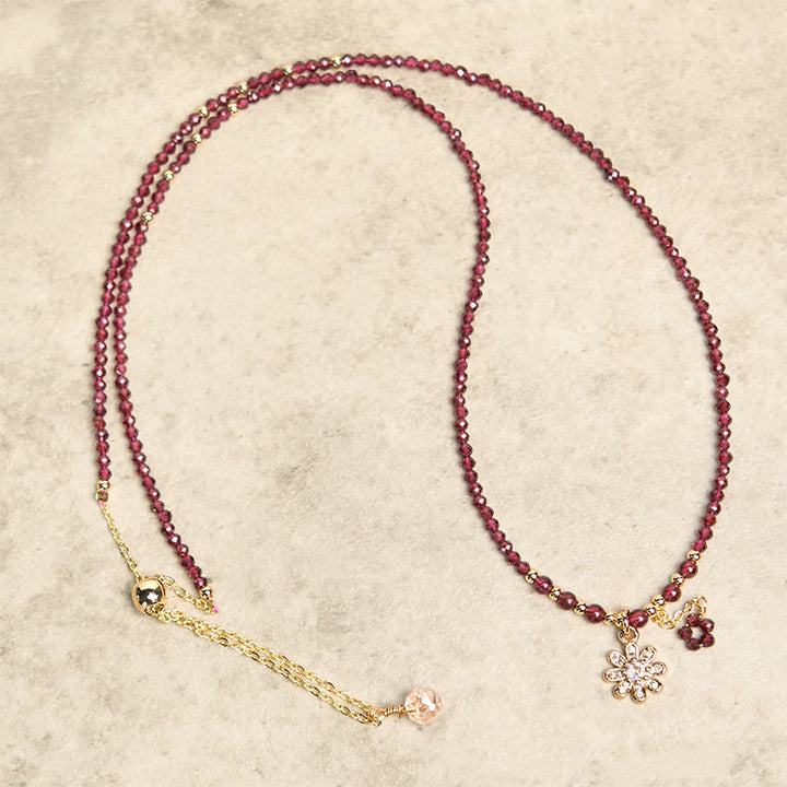 Bracciale multistrato di purificazione floreale con perle di granato naturale da 2,5 mm Buddha Stones