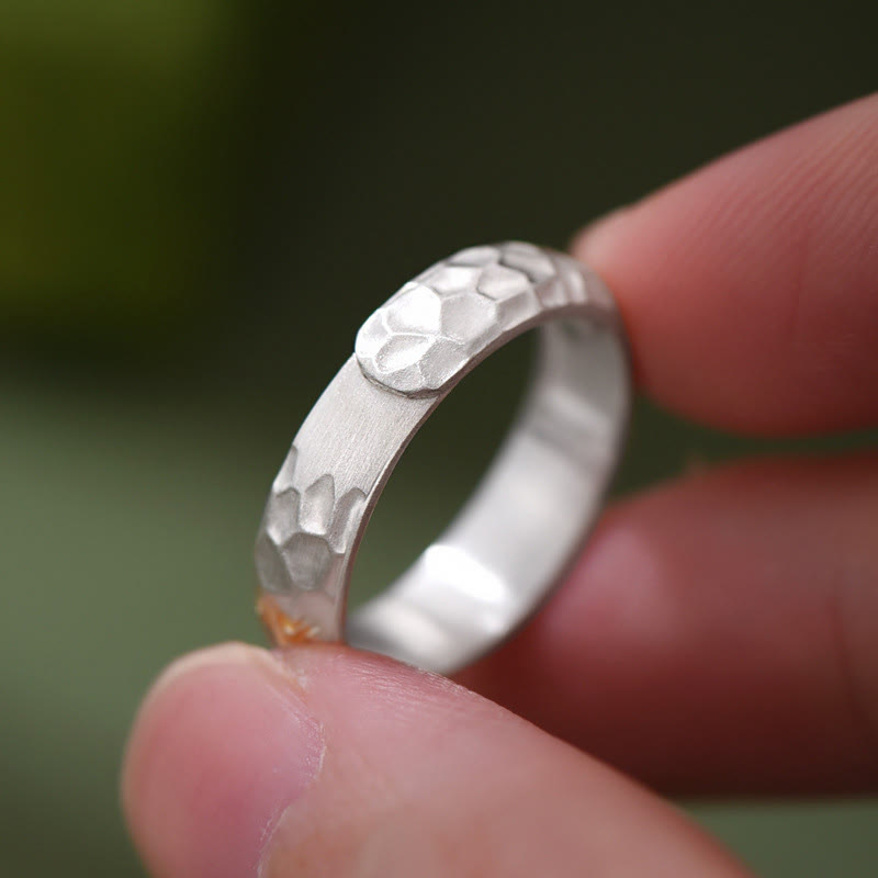 Anello dell'equilibrio Om Mani Padme Hum con motivo a martello in argento sterling 999 Buddha Stones - image 3