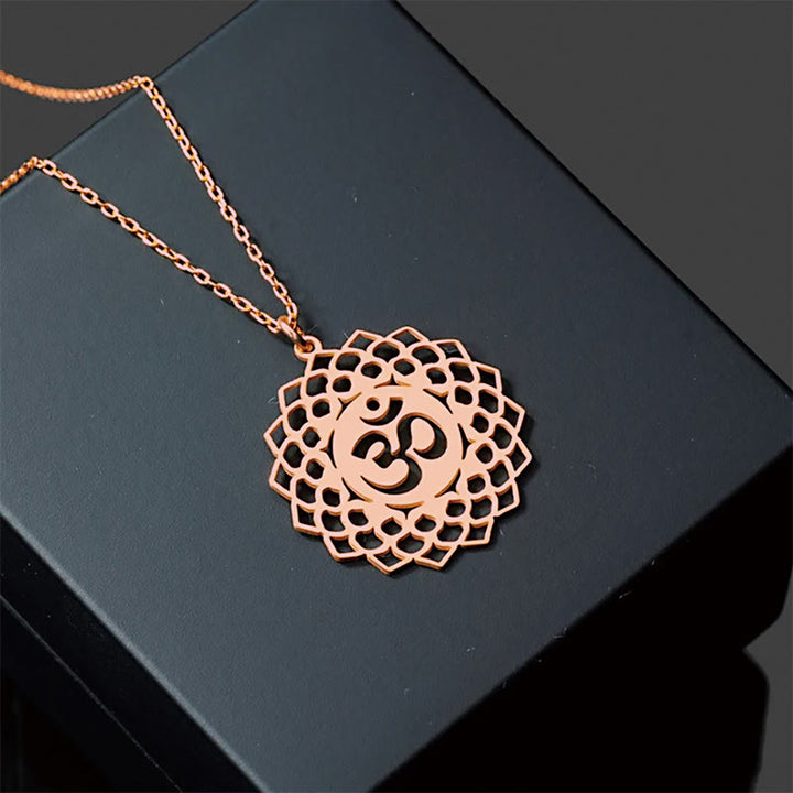 Collana con ciondolo in acciaio inossidabile con simbolo Om Buddha Stones, motivo: loto cavo - Oro rosa - image 15