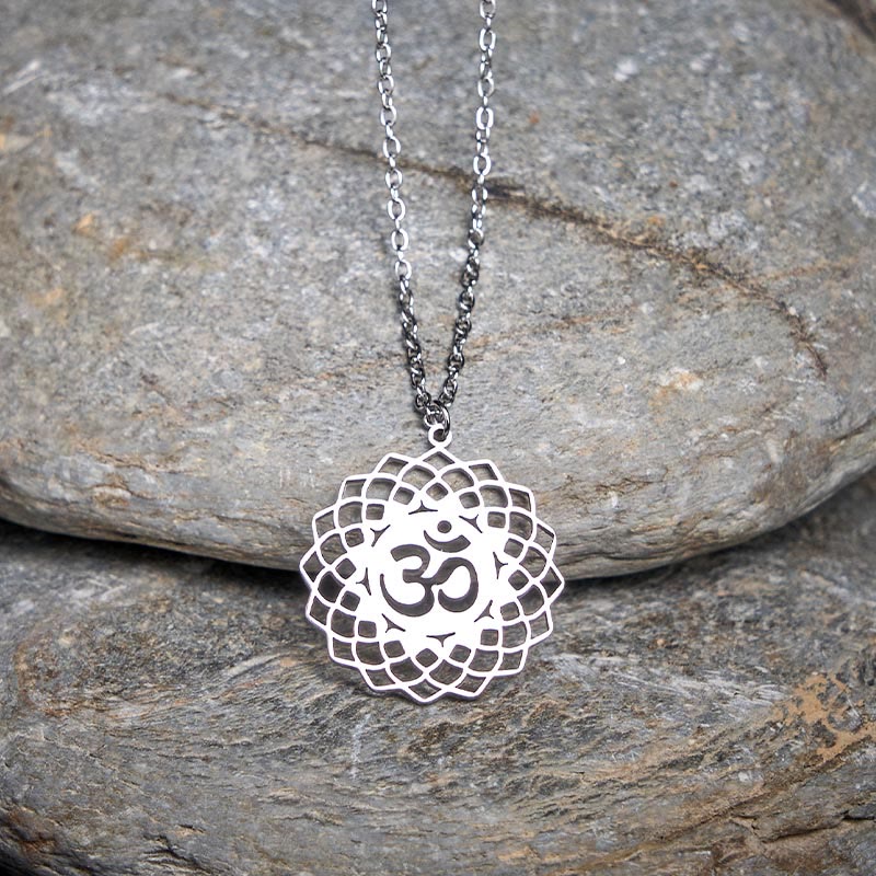 Collana con ciondolo in acciaio inossidabile con simbolo Om Buddha Stones, motivo: loto cavo - Argento - image 9