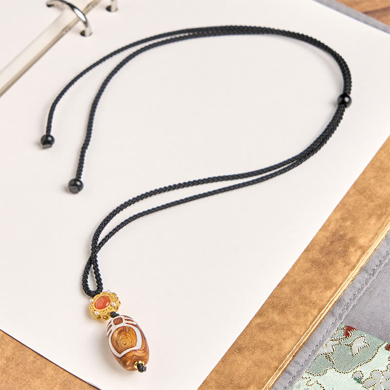 Collana con ciondolo di benedizione in perline Dzi a nove occhi intagliate in agata Buddha Stones raffigurante il Dio della ricchezza - image 2