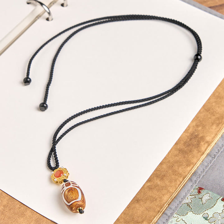 Collana con ciondolo di benedizione in perline Dzi a nove occhi intagliate in agata Buddha Stones raffigurante il Dio della ricchezza - image 2