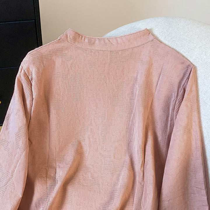 Camicia da donna a maniche lunghe con colletto alla coreana e bottoni a rana cinese, in jacquard con motivo Buddha Stones Commute. - image 24