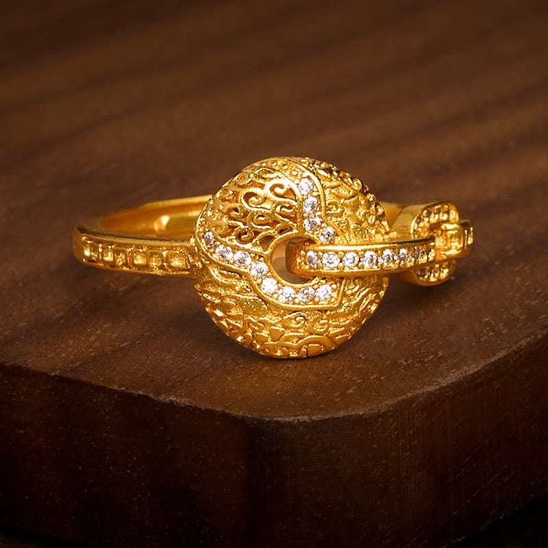 Anello della fortuna regolabile con fibbia della pace in ottone placcato oro 24k con design intagliato cavo Buddha Stones - image 1