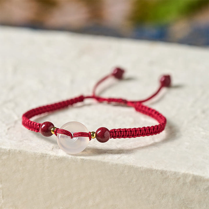 Bracciale con nodo piatto in agata bianca, Buddha Stones della pace, nodo diamantato e cordino rosso - image 1