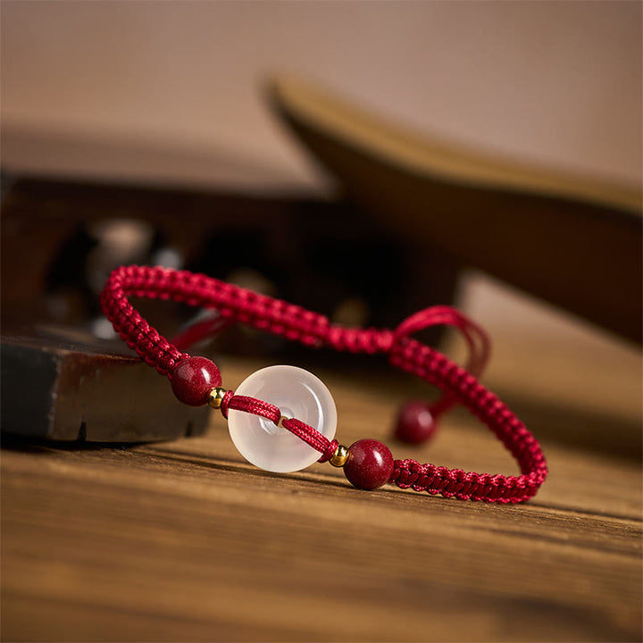Bracciale con nodo piatto in agata bianca, Buddha Stones della pace, nodo diamantato e cordino rosso - image 3