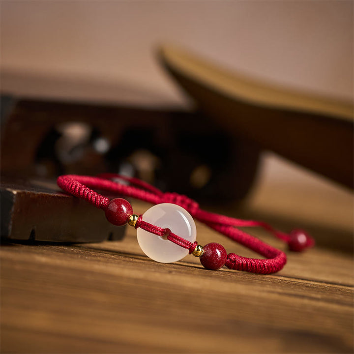 Bracciale con nodo piatto in agata bianca, Buddha Stones della pace, nodo diamantato e cordino rosso - image 16