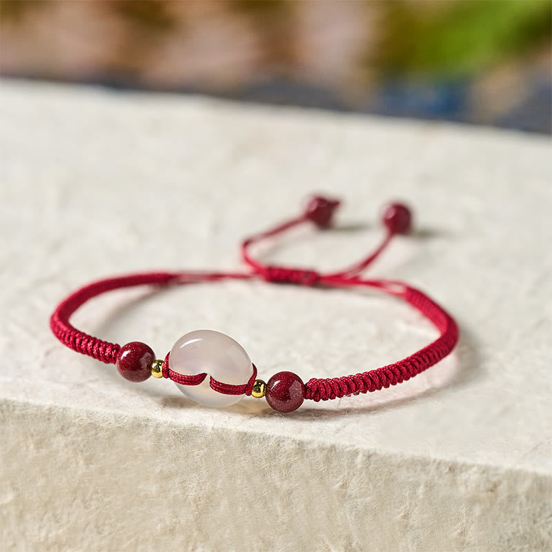 Bracciale con nodo piatto in agata bianca, Buddha Stones della pace, nodo diamantato e cordino rosso - image 13
