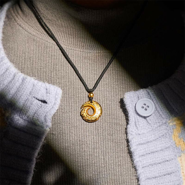 Collana con ciondolo di buon auspicio in corda nera con fibbia della pace in ottone placcato oro 24k Buddha Stones - image 9