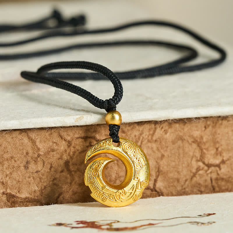 Collana con ciondolo di buon auspicio in corda nera con fibbia della pace in ottone placcato oro 24k Buddha Stones - image 1