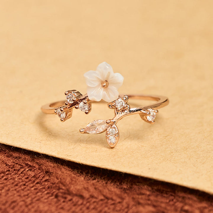 Anello di rame curativo regolabile con motivo a fiori bianchi Buddha Stones - image 1