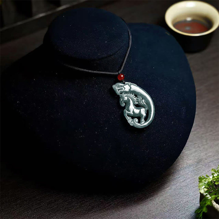 Collana con ciondolo in giada e drago con Buddha Stones e portafortuna dell'anno del cavallo - image 2