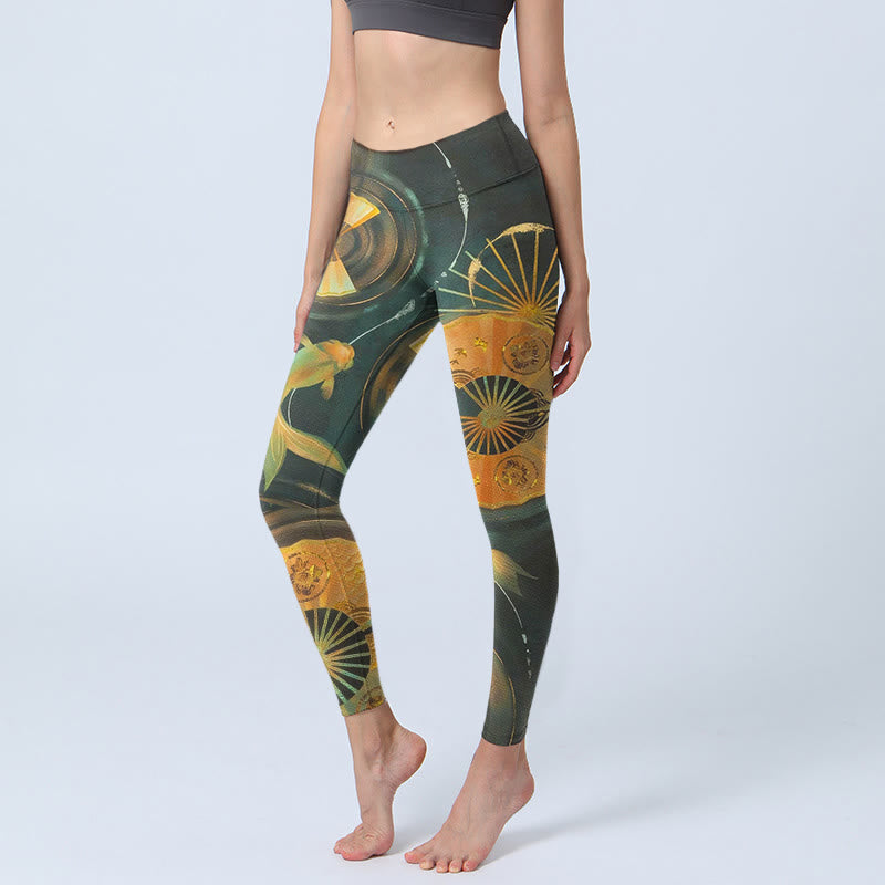 Buddha Stones Splendidi leggings da palestra con stampa di pesci koi e ventaglio pieghevole, pantaloni da yoga da donna - Verde oliva scuro - US18, UK/AU22, EU50 (4XL) - image 0