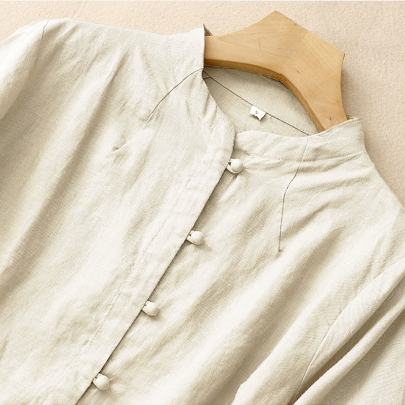 Camicia da donna estiva Buddha Stones a maniche corte con colletto alla coreana, spacchi laterali e chiusura con bottoni a rana. - image 2