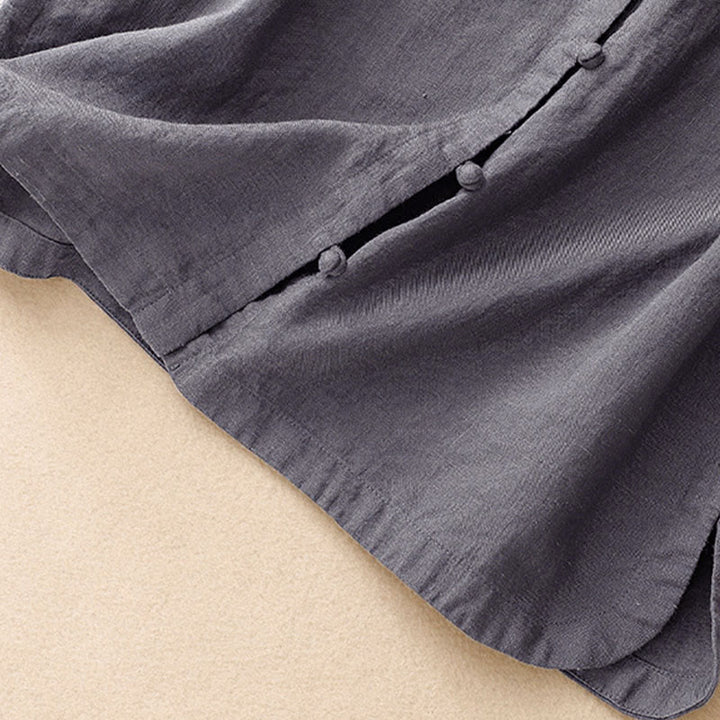 Camicia da donna estiva Buddha Stones a maniche corte con colletto alla coreana, spacchi laterali e chiusura con bottoni a rana. - image 15