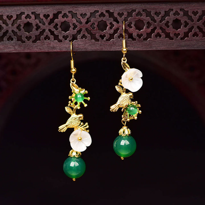Buddha Stones Orecchini pendenti con perline di agata verde, fiori bianchi e uccelli - image 1