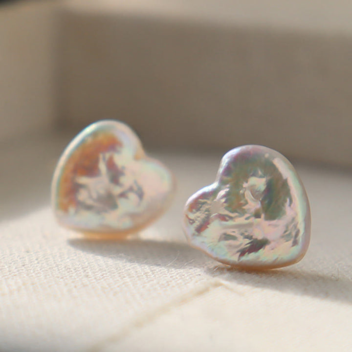 Buddha Stones Orecchini a perno retrò a forma di cuore con perle e simbolo di saggezza - image 1