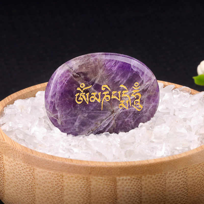 Buddha Stones Pietra da Palmo in Ametista e Occhio di Tigre con Incisione "Om Mani Padme Hum" – Decorazione in Cristallo (35 x 45 mm) - Ametista naturale (il colore può variare) 35*45 mm - image 0