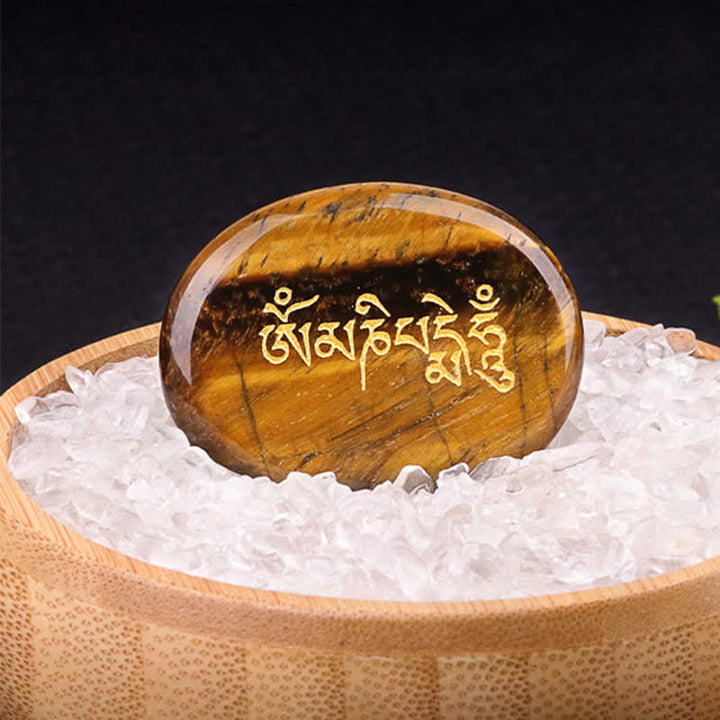 Buddha Stones Pietra da Palmo in Ametista e Occhio di Tigre con Incisione "Om Mani Padme Hum" – Decorazione in Cristallo (35 x 45 mm) - Occhio di tigre naturale (il colore può variare) 35*45 mm - image 3