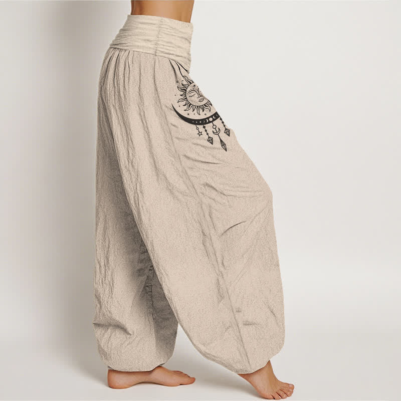 Buddha Stones Pantaloni harem da donna in puro cotone con motivo sole, luna, stelle e nappine, con elastico in vita. - image 1