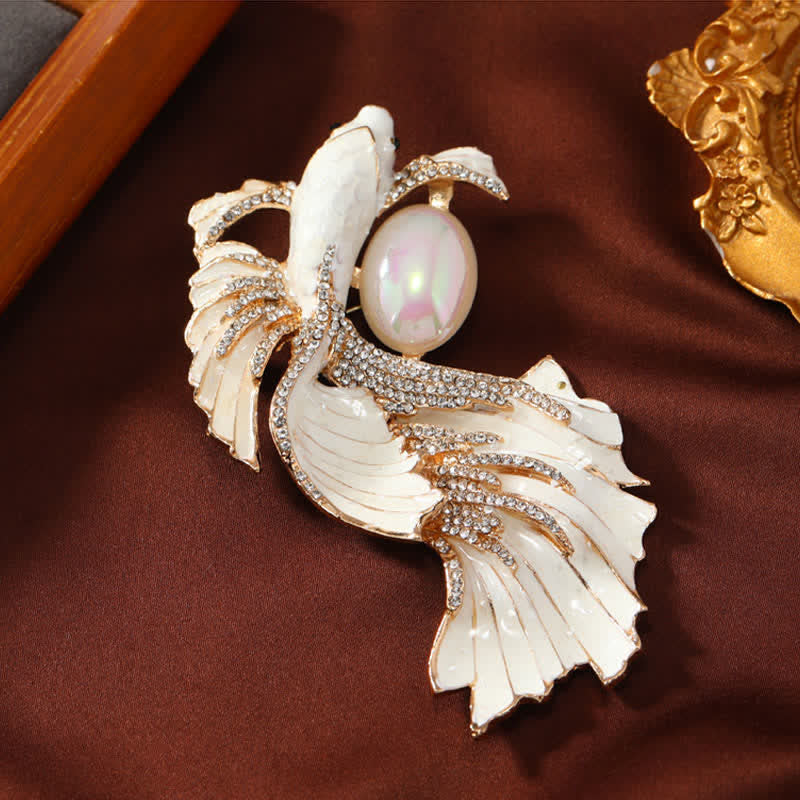 Buddha Stones Spilla a forma di pesce koi smaltato con perle - Pesce koi bianco 5,6*10,3 cm - image 2