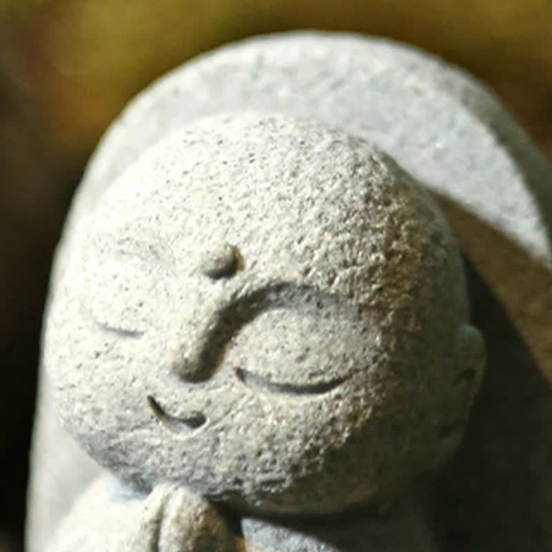 Buddha Stones Piccola statua in resina del Buddha Ksitigarbha in preghiera, raffigurante la compassione e la meditazione. - image 7