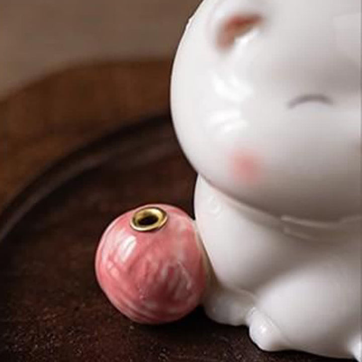 Buddha Stones Bruciatore di incenso minimalista in ceramica bianca a forma di gatto con pompon (senza incenso) - image 12