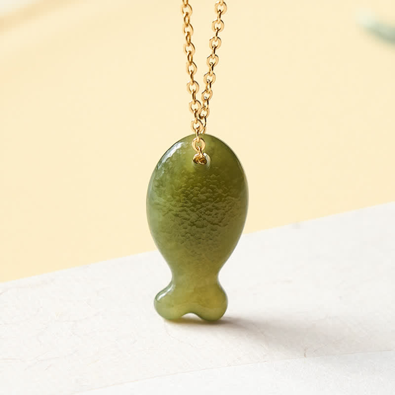 Buddha Stones Collana con ciondolo a forma di pesciolino portafortuna in giada, intagliato a mano. - Giada naturale (il colore può variare) - Argento sterling 925 (Benedizione♥Calma) - image 0
