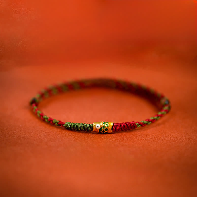 Buddha Stones Braccialetto/cavigliera portafortuna con pesci koi, intrecciato in oro 999, con cordino colorato rosso e verde. - Pesci Koi verdi - Cavigliera (Circonferenza: 7,48-10,63 pollici / 19-27 cm) - image 0
