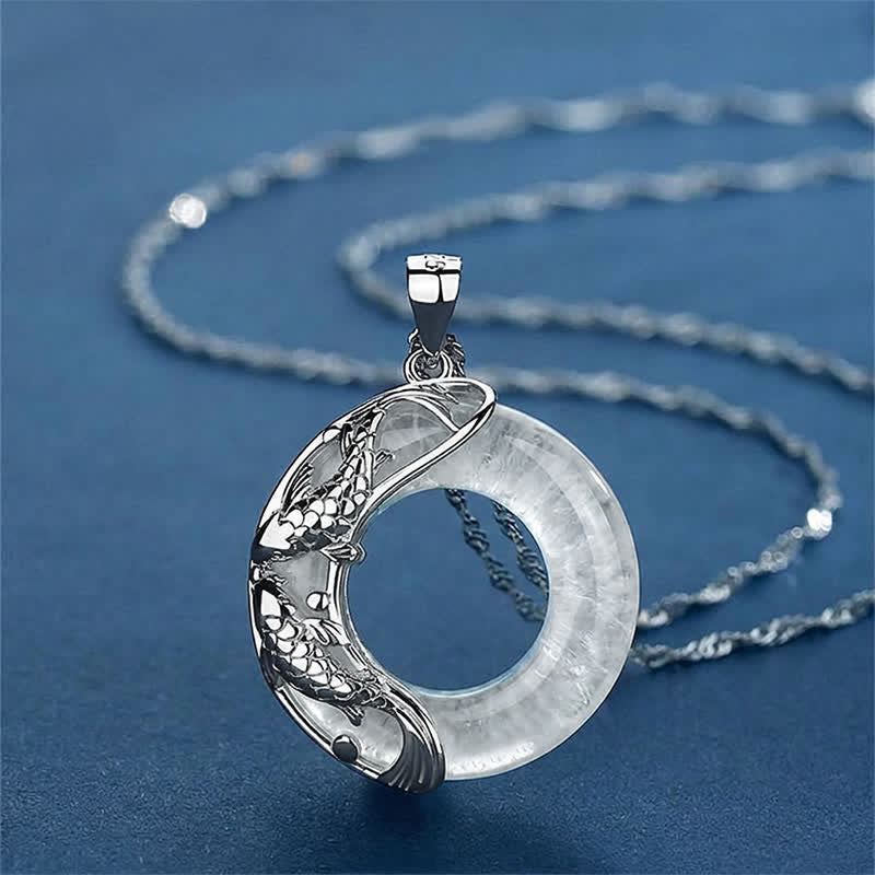 Buddha Stones Collana con ciondolo a forma di carpa koi portafortuna in quarzo trasparente e fibbia circolare della pace. - Quarzo trasparente (Protezione ♥ Guarigione) - image 0