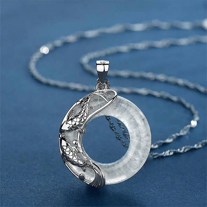 Buddha Stones Collana con ciondolo a forma di carpa koi portafortuna in quarzo trasparente e fibbia circolare della pace. - Quarzo trasparente (Protezione ♥ Guarigione) - image 0