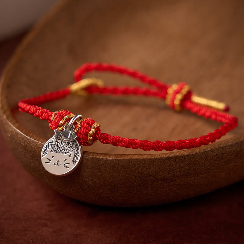 Buddha Stones Ciondolo rotondo in argento sterling 925 raffigurante un gattino che mangia un pesce, simbolo di prosperità, con cordino rosso e nero intrecciato. - image 1