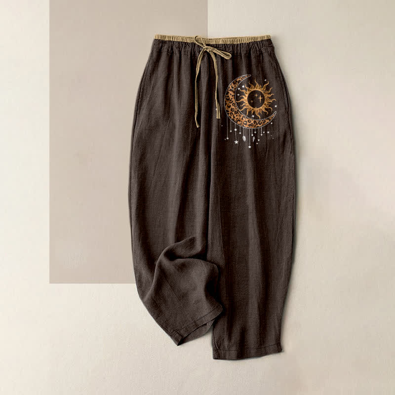 Buddha Stones Pantaloni da donna in puro cotone con elastico in vita e tasche, fantasia celeste sole e luna. - Marrone sella - US16, UK/AU20, EU48 (3XL) - image 4