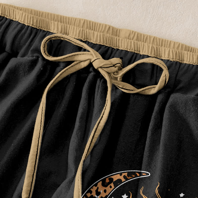 Buddha Stones Pantaloni da donna in puro cotone con elastico in vita e tasche, fantasia celeste sole e luna. - image 1