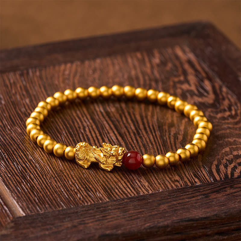 Buddha Stones Bracciale rotondo con perline Pi Xiu in rame placcato oro e agata rossa, simbolo di ricchezza. - image 1