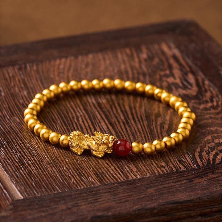 Buddha Stones Bracciale rotondo con perline Pi Xiu in rame placcato oro e agata rossa, simbolo di ricchezza. - image 1
